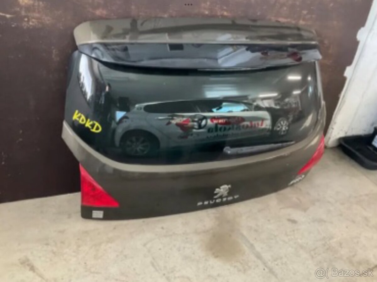 Peugeot 3008 - kufr. Dvere + víko + zadní Naraznik.