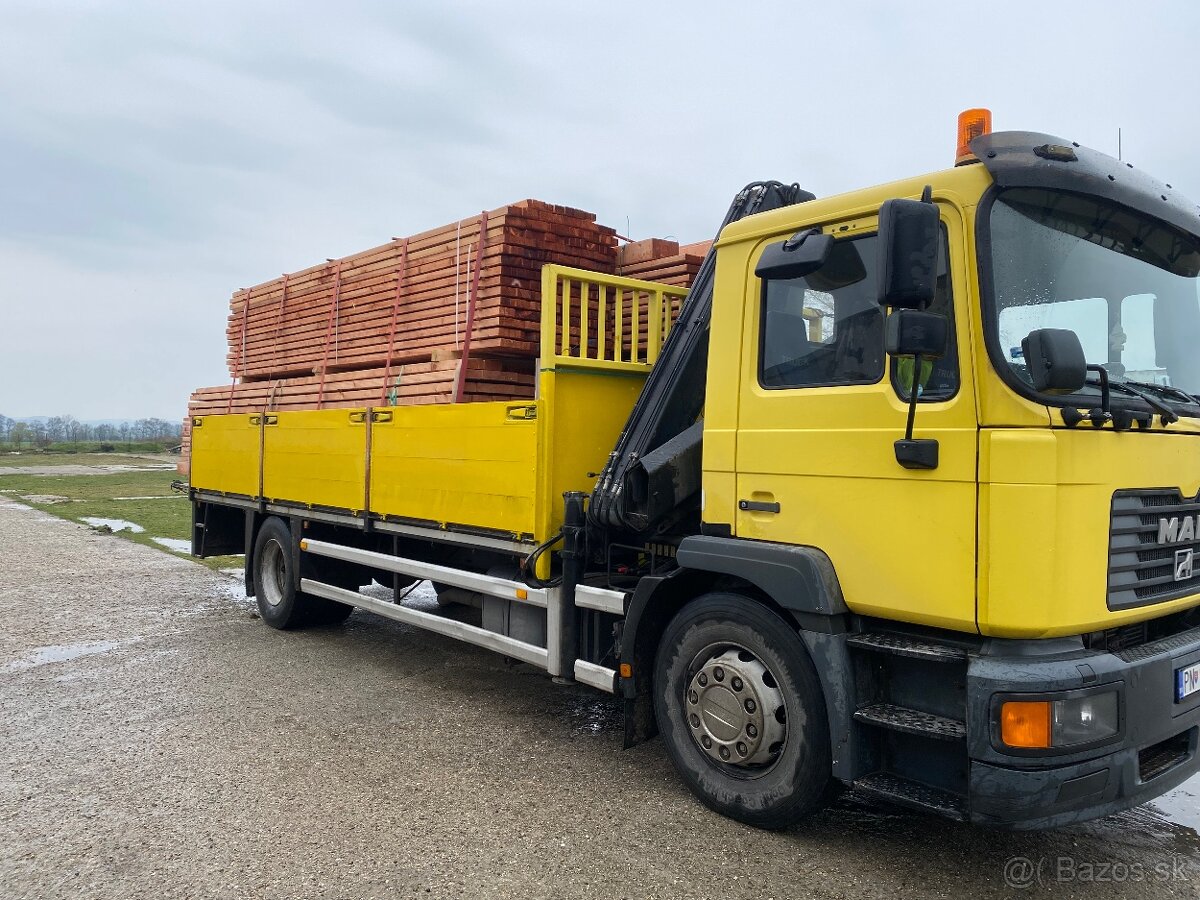 Expresná autodoprava s hydraulickou rukou