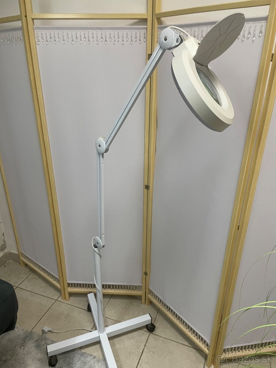 Lampa s lupou