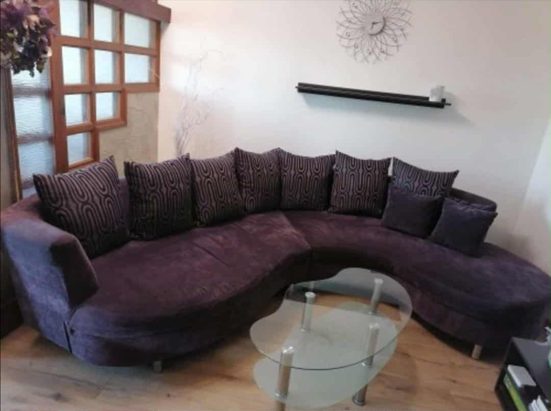 Elegantný fialový gauč s taburetkou a vankúšmi – výborný sta