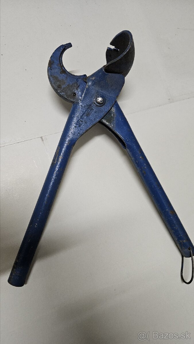 ručný nožový strihač plastových rúr (PVC, PEX, PE, atď.).