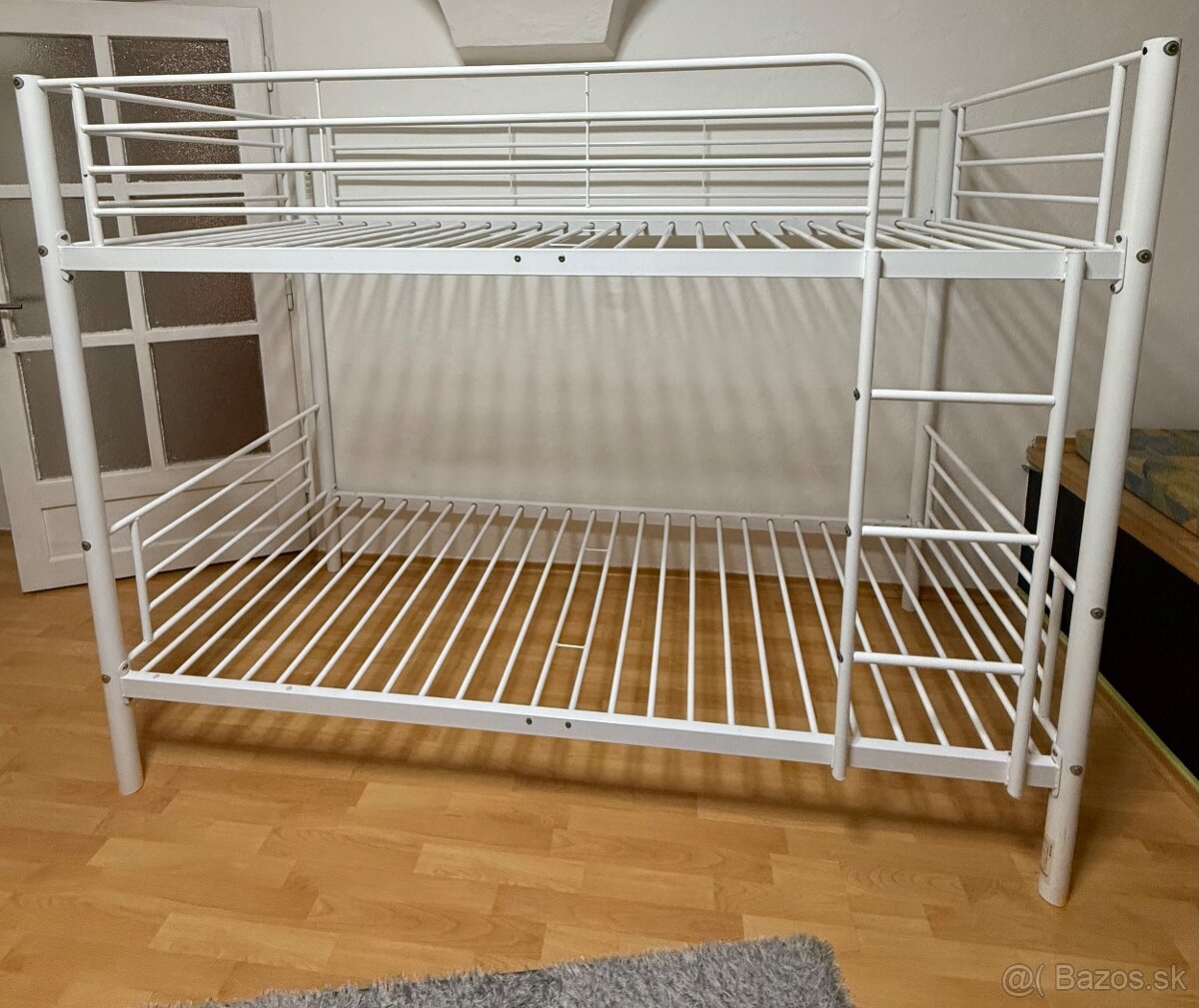 Dvojposchodová kovová posteľ