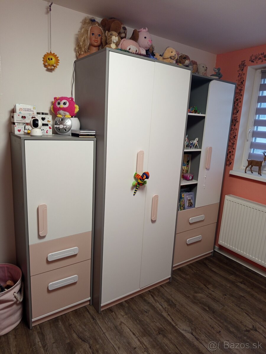 Dievčenský nábytok