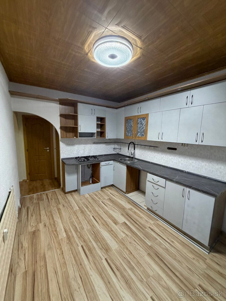 Prenájom 4-izbový byt v Handlovej