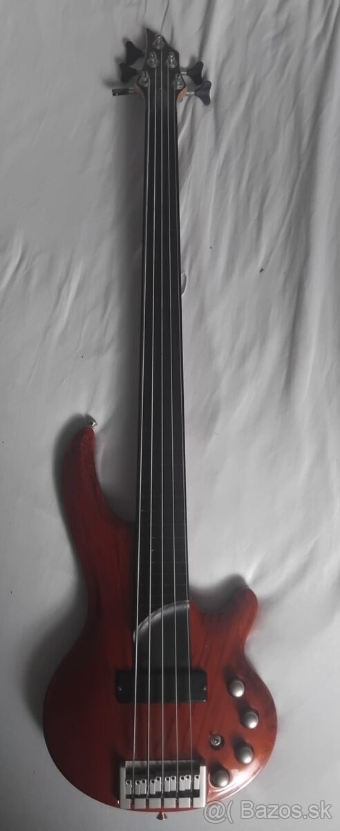 basgitara Cort curbow 5 fretless
