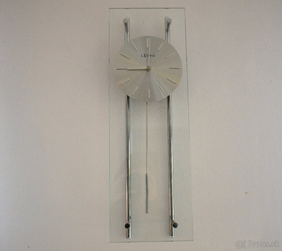 Moderné strieborné kyvadlové hodiny
