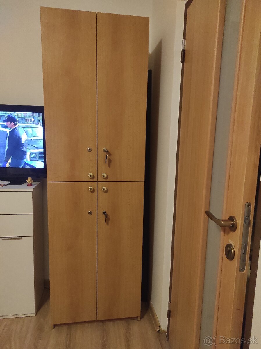 Predám kvalitnú skriňu so zámkom a kľúčom