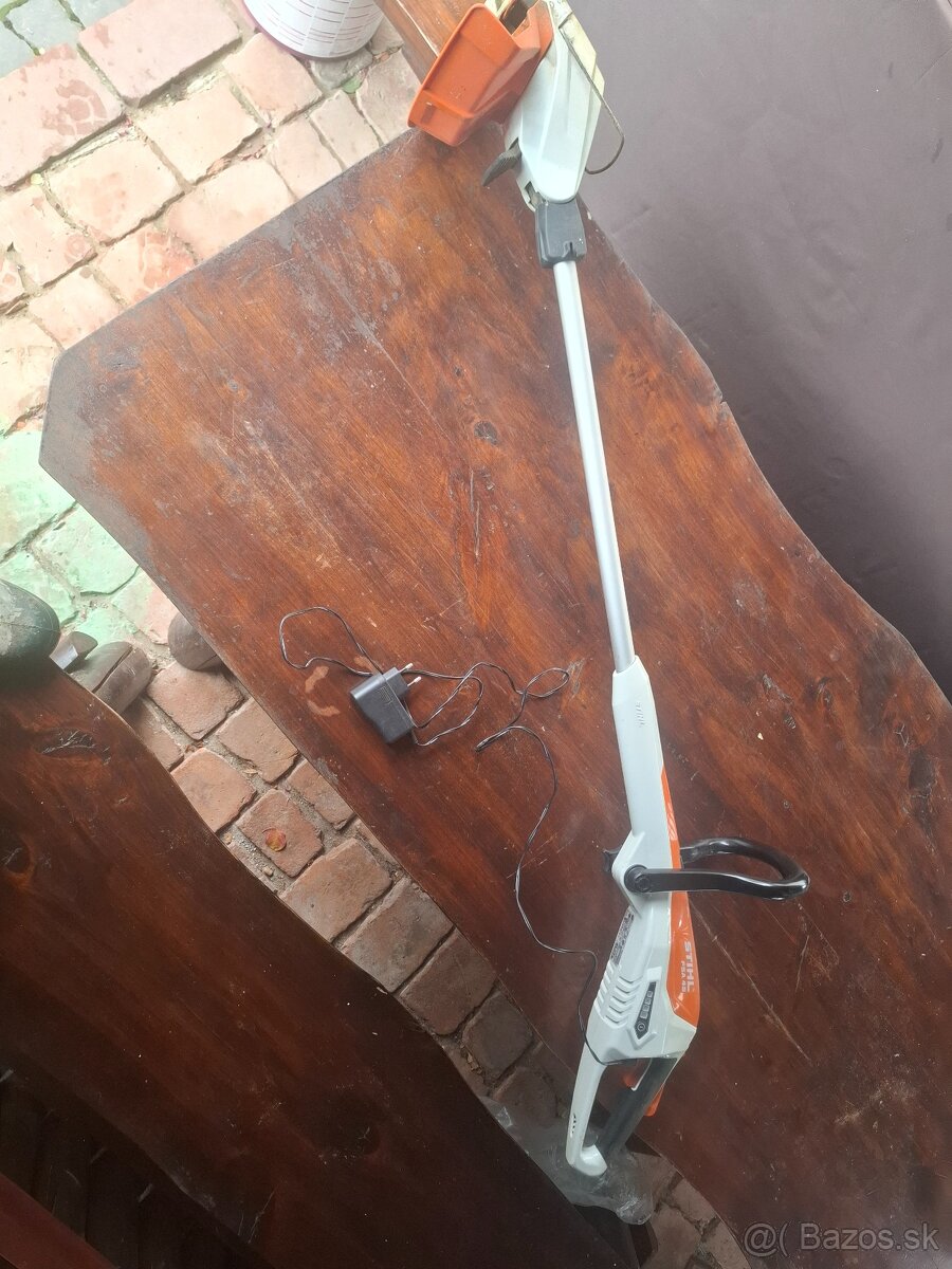 Akumulátorový vyžinač,krovinorez stihl