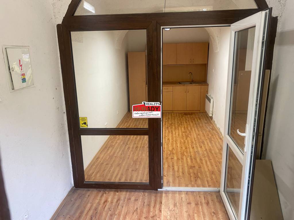 ( 17.5 m²) PRIESTOR NA PRENÁJOM V CENTRE SNV