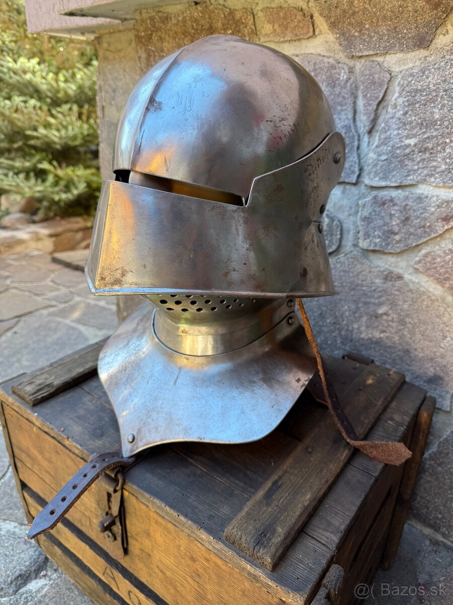 Gotický sallet helma na šerm