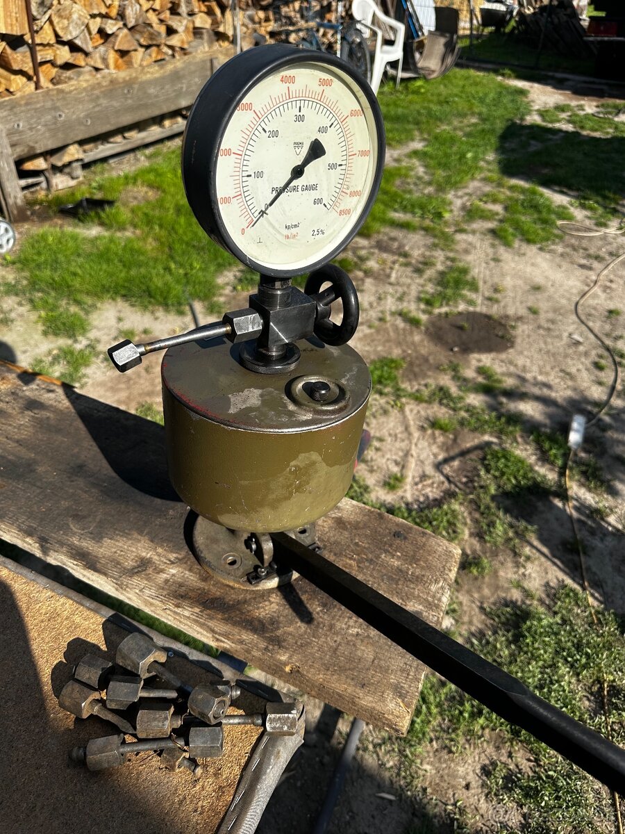 Tester vstrekovacov