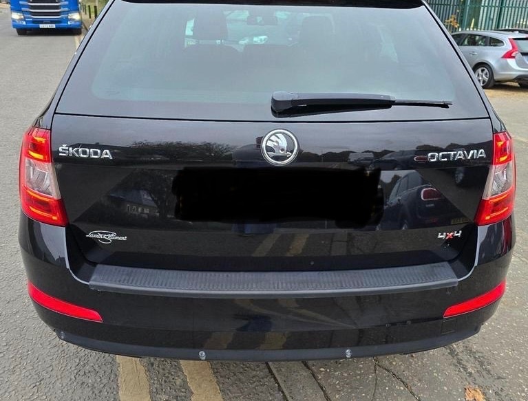 Zadný nárazník Octavia 3 kombi 2016 čierny.