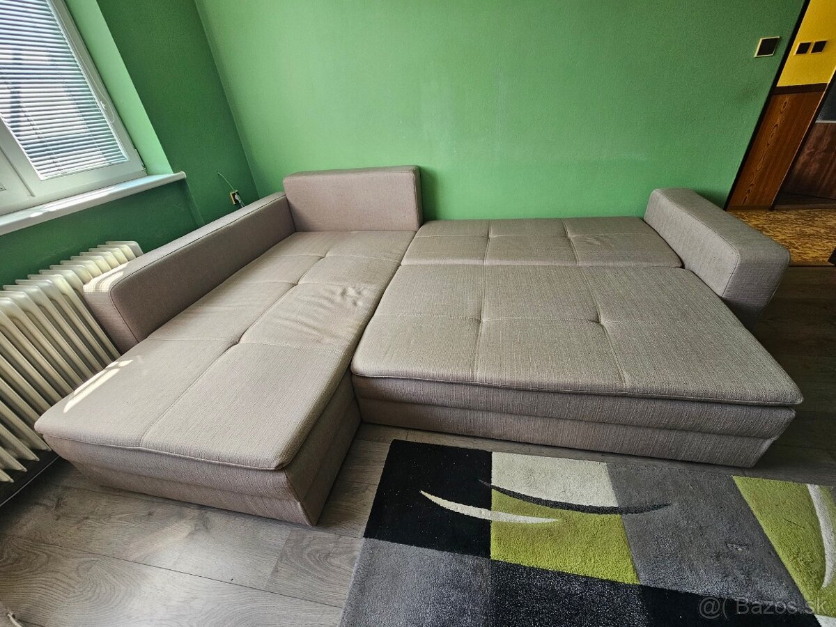 Priestranný rozkladací gauč s úložným priestorom