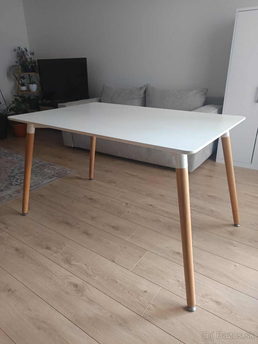 Stôl so stoličkami (4x)