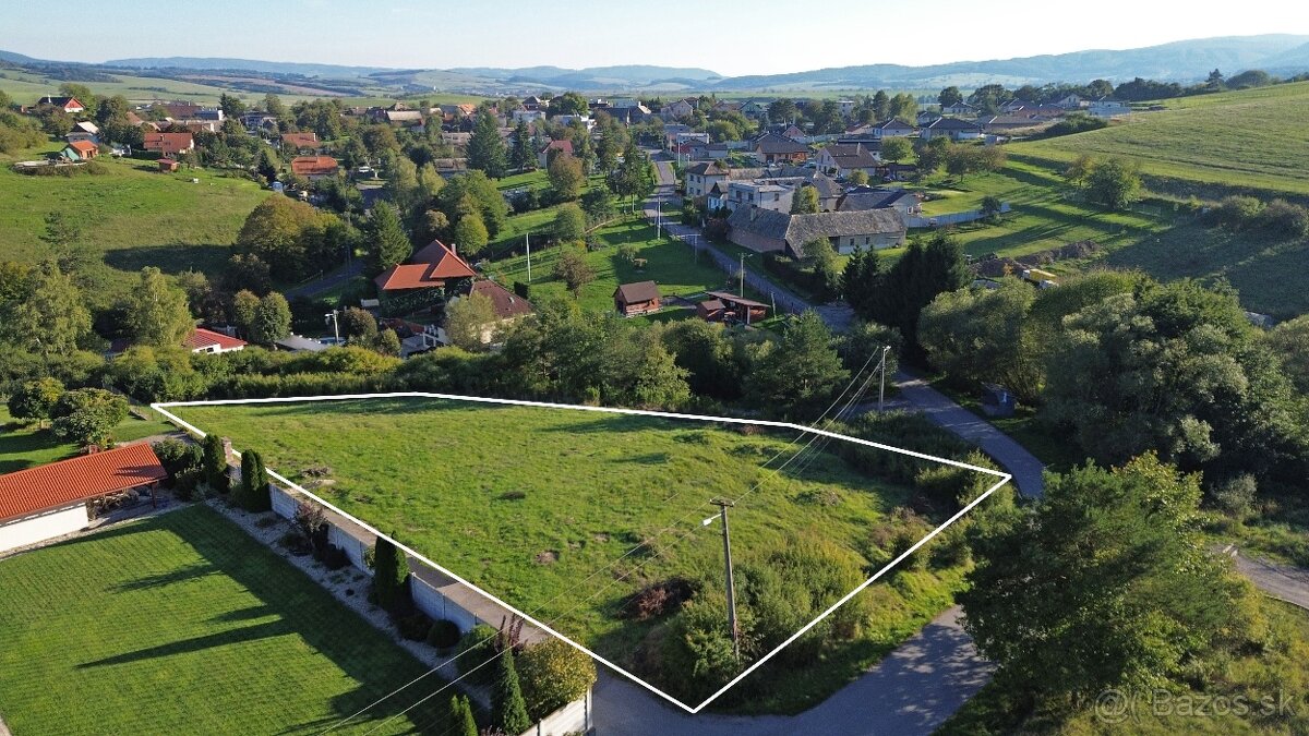 Investičný pozemok pre výstavbu aj 3 rodinných domov.