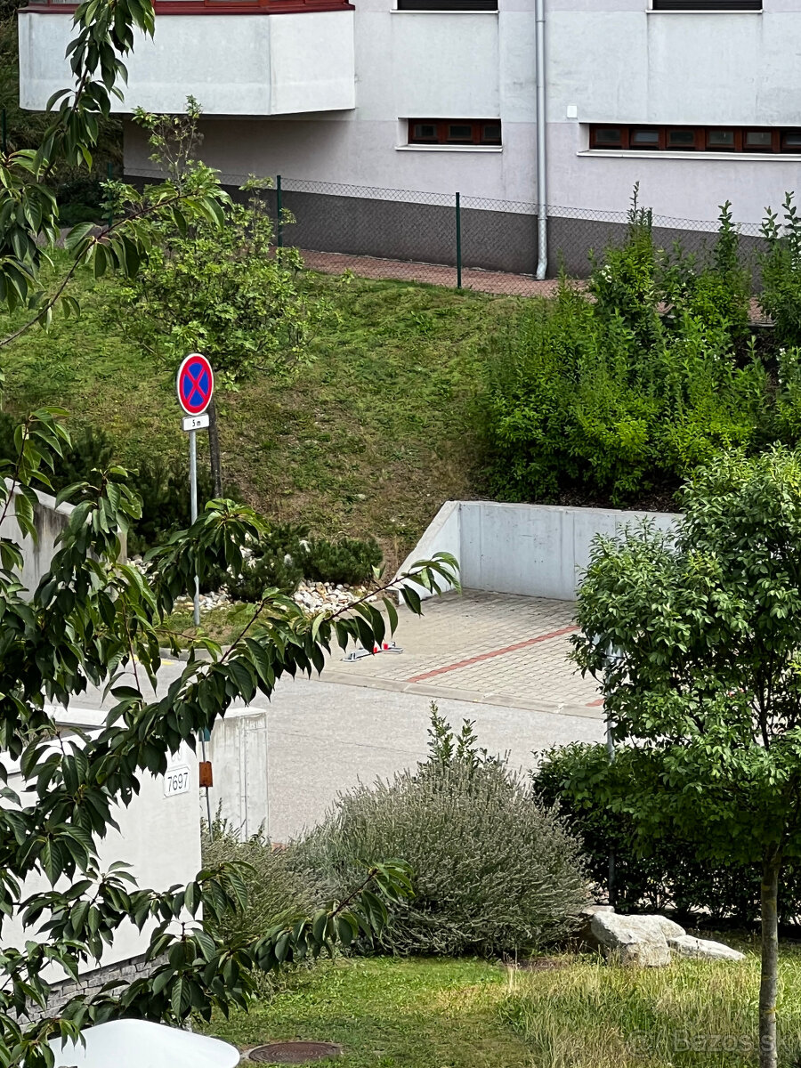 Dam do prenajmu parkovacie statie na Drotarskej ceste v Brat