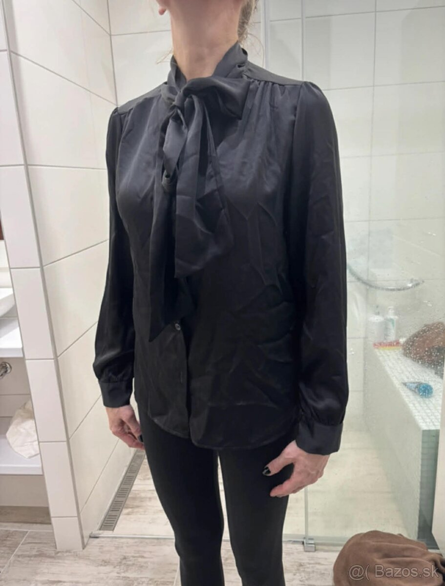 Čierna satenova bluzka