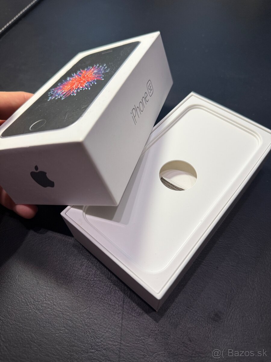 iPhone SE cierny krabica