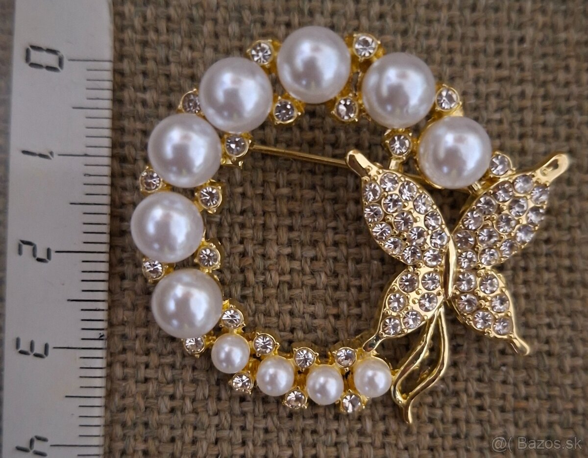 Brošňa č.19 - venček s motýlikom a perličkami