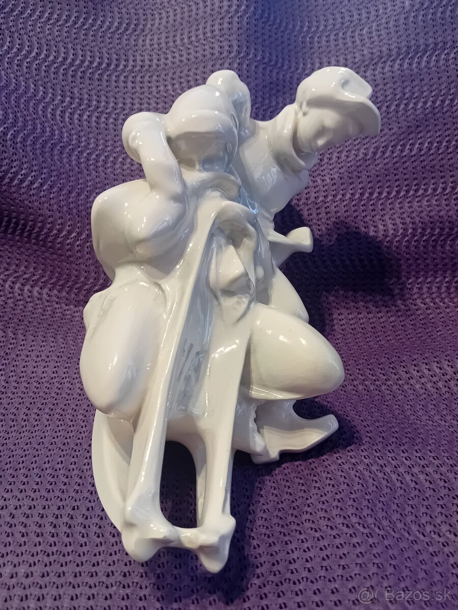 Soška sankujúce deti