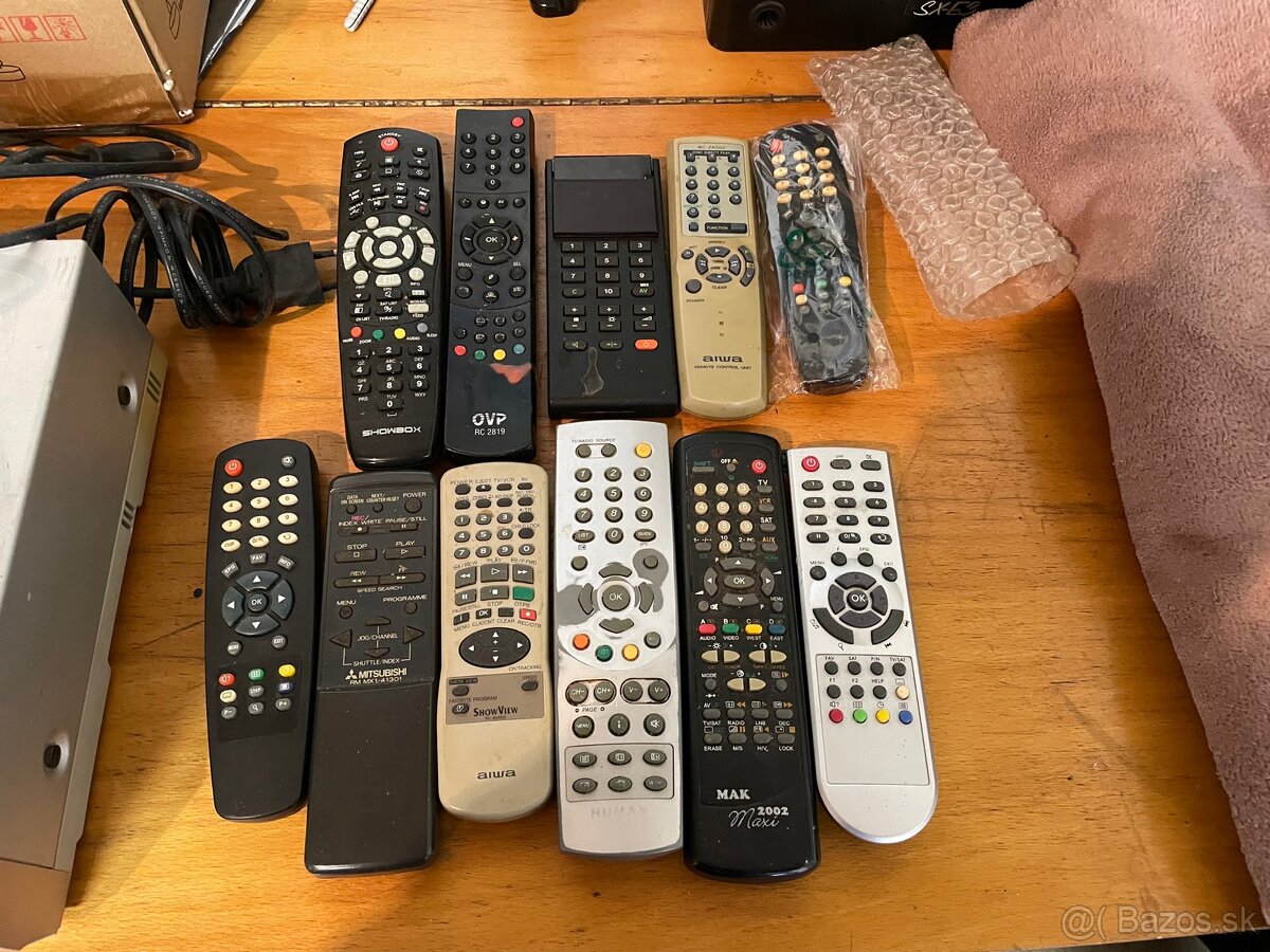 Balík rôznych diaľkových ovládačov