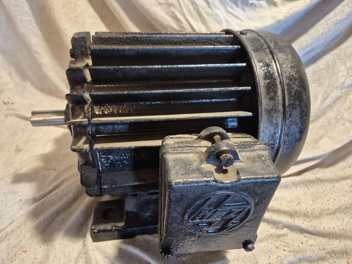 Motor 0,7 kw. 900 ot.