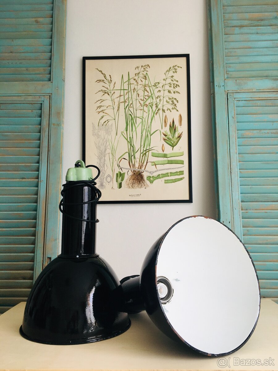 stará kovová smaltová lampa