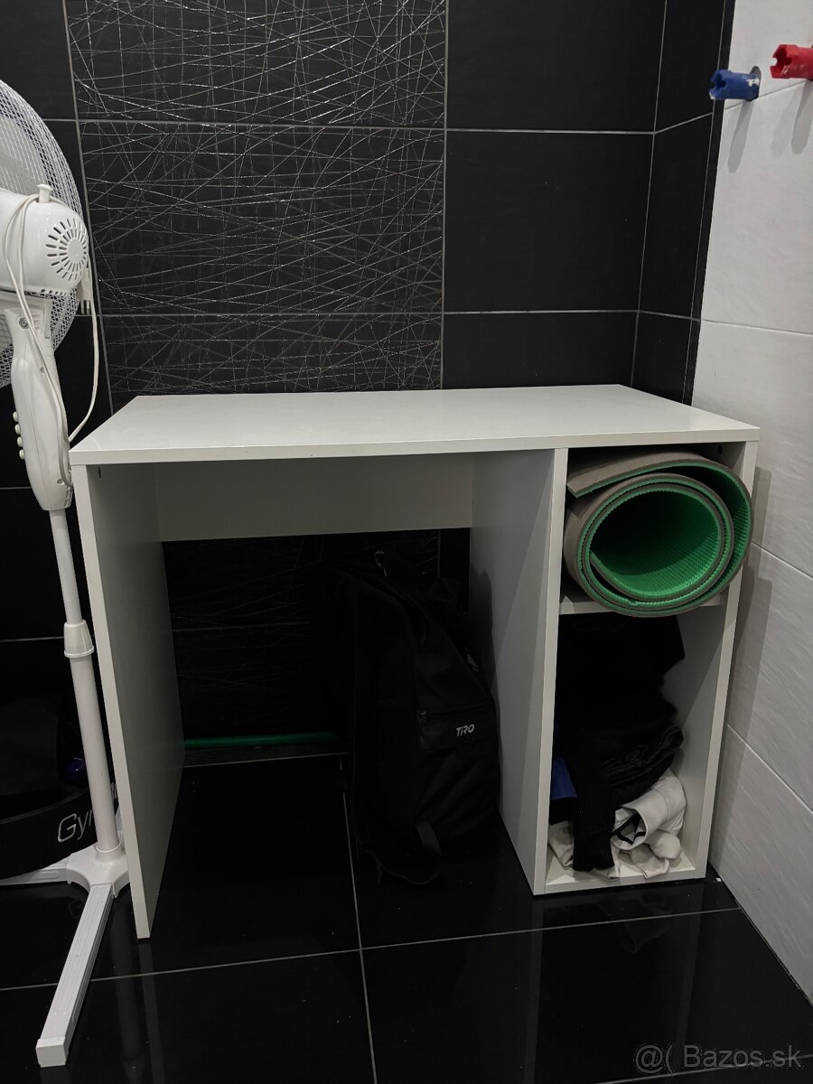 Minimalistický stôl s úložným priestorom – ideálny do bytu