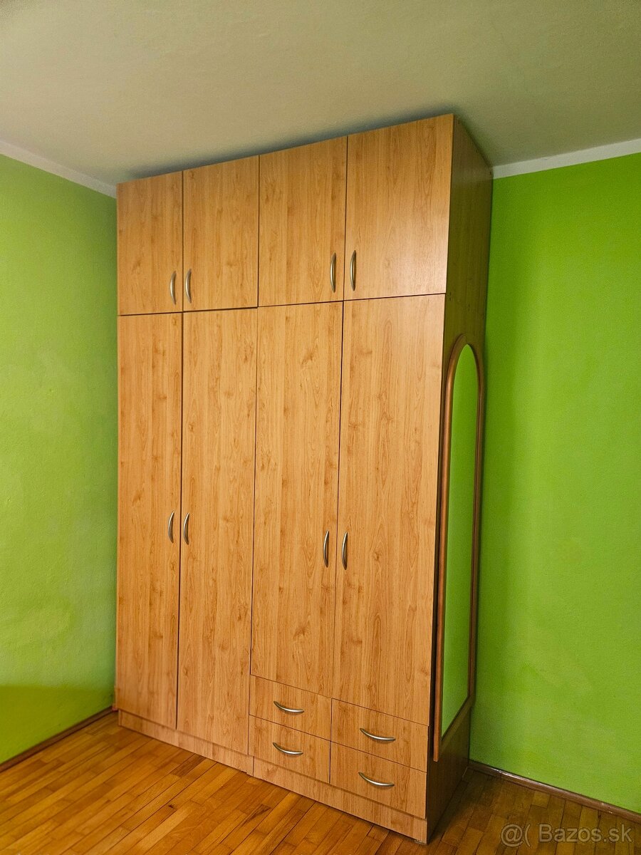 Šatníková skriňa