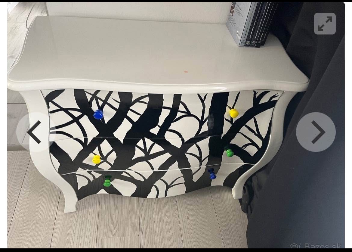 Extravagantná komoda bielo čierna