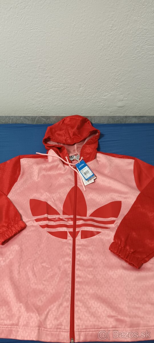 Bunda zn.adidas veľkosť M/L len 15 euro. NOVÁ