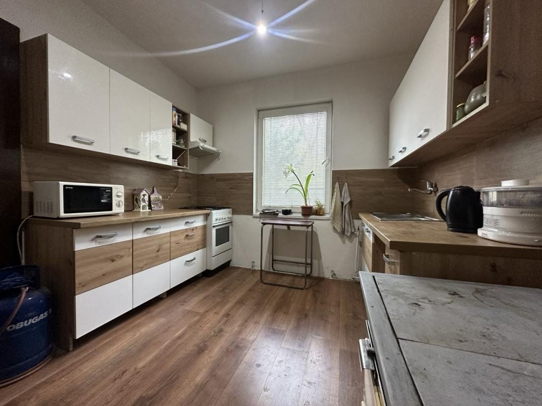 3 Izbový rodinný dom Brezno, polosamota, potôčik za domom,