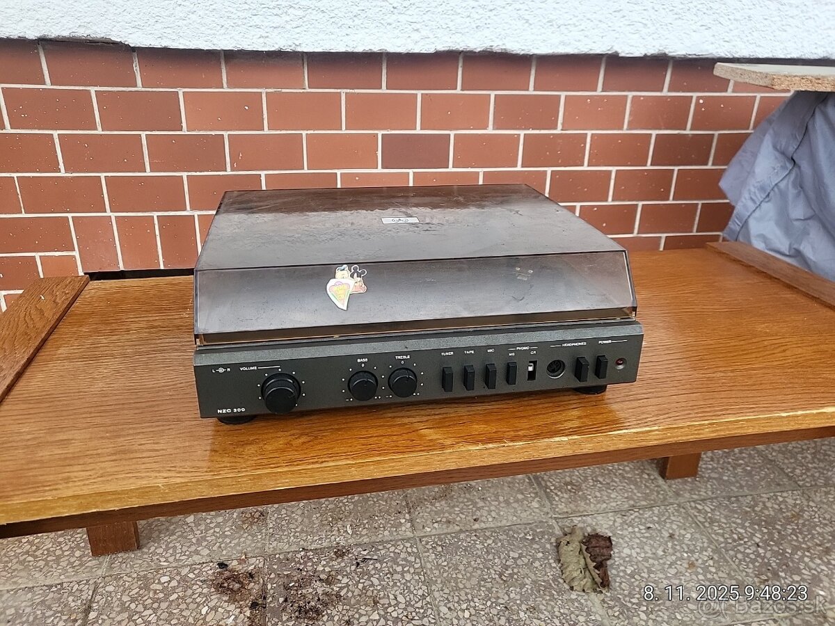 Gramofon tesla NZC 300