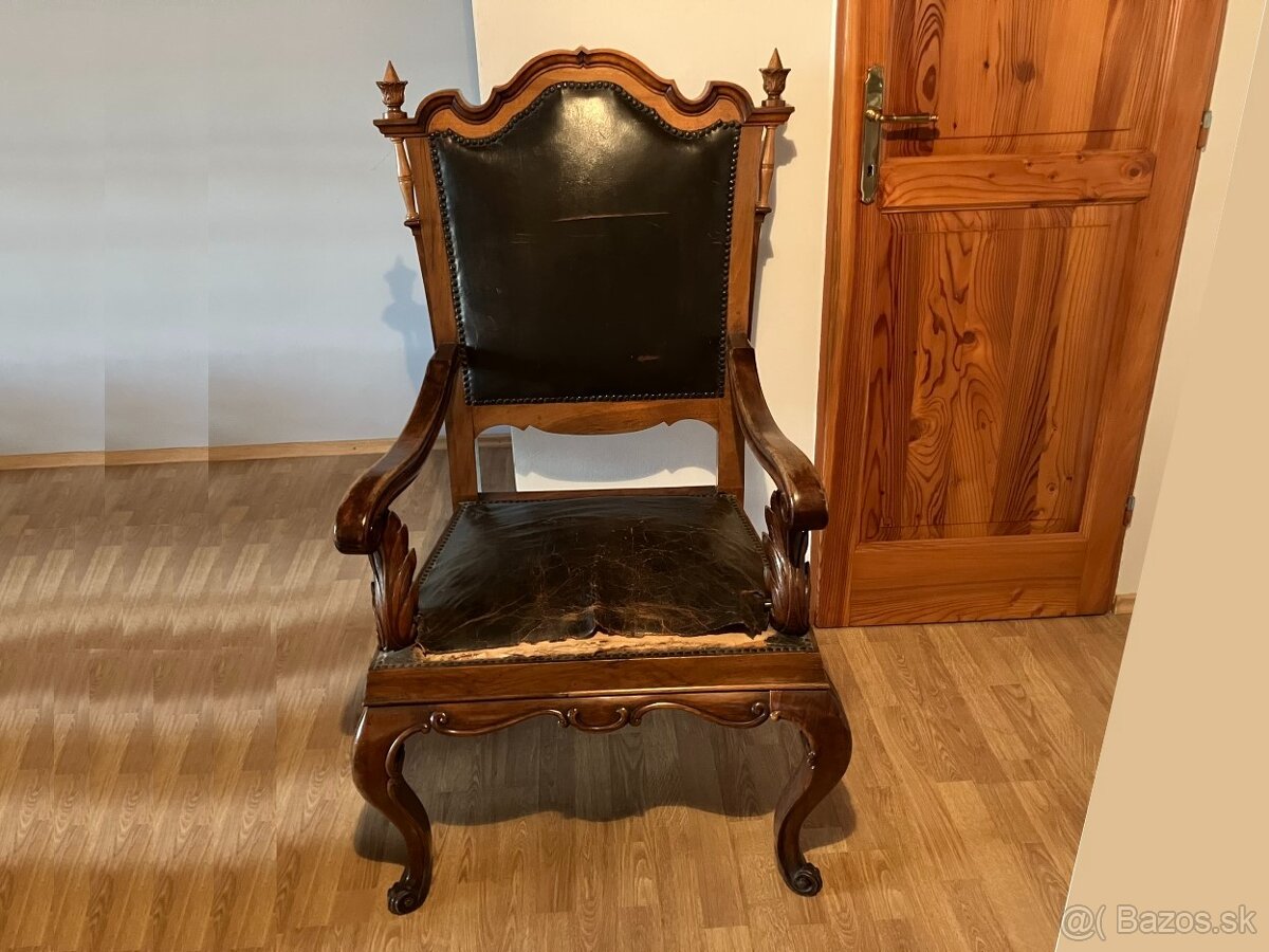 Vyrezávané 120 ročné kreslo