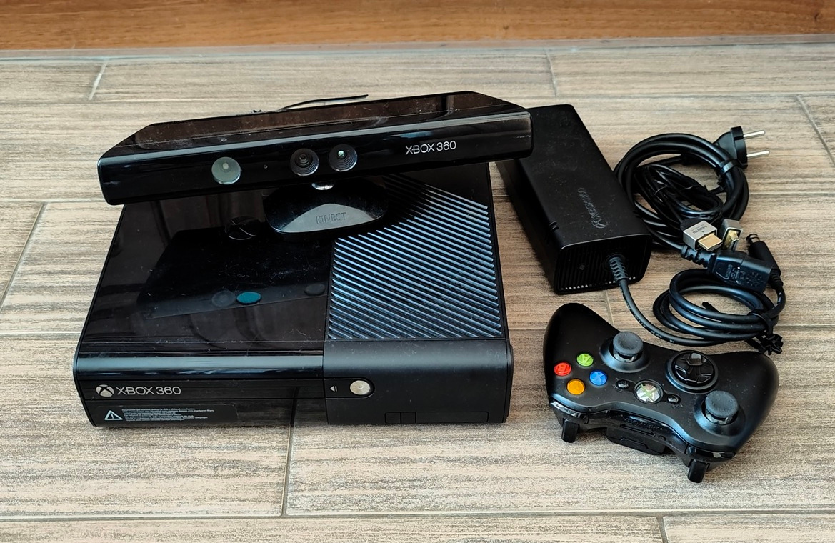 Xbox 360 E + Kinect + hry