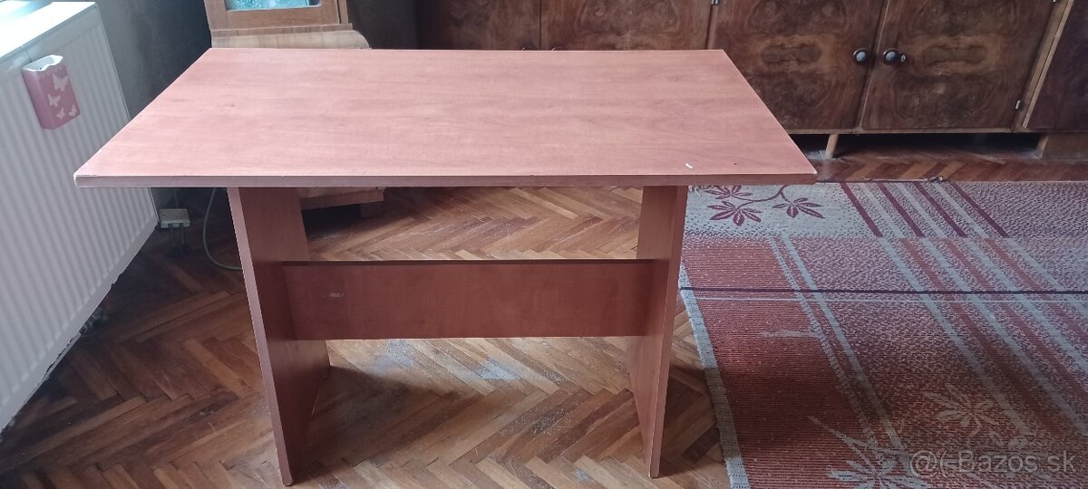 kuchyňský stôl - málo používaný , farba : jelša