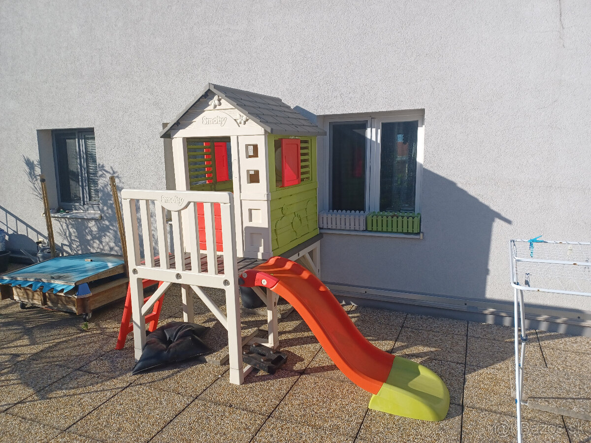 Predám záhradný domček na pilieroch so šmykľavkou