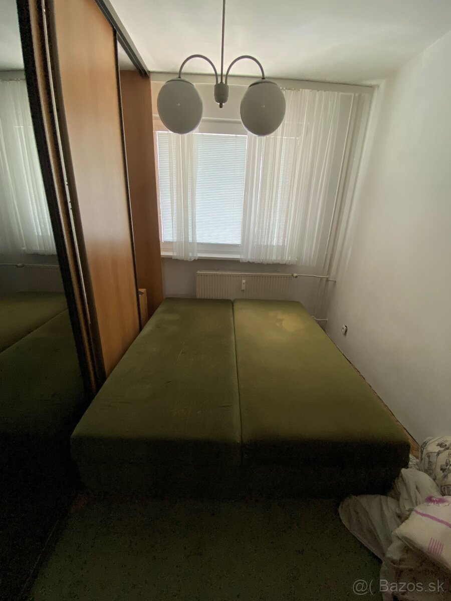 Postel s úložným priestorom