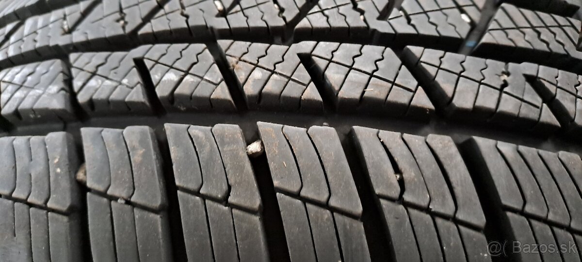 Predám 4ks skoro nové zimné 185/65r15-88T Barum