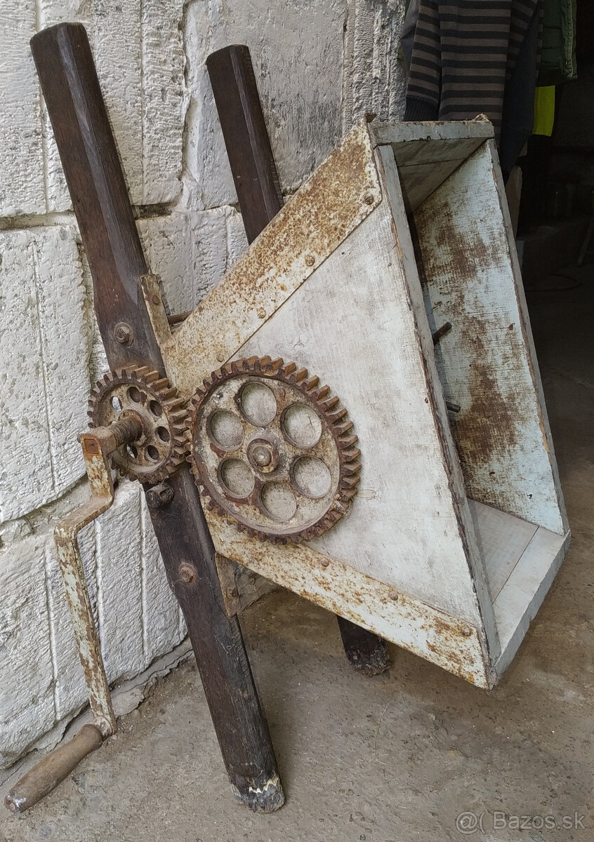 Starý ručný DRVIČ hrozna - Mlynček na hrozno