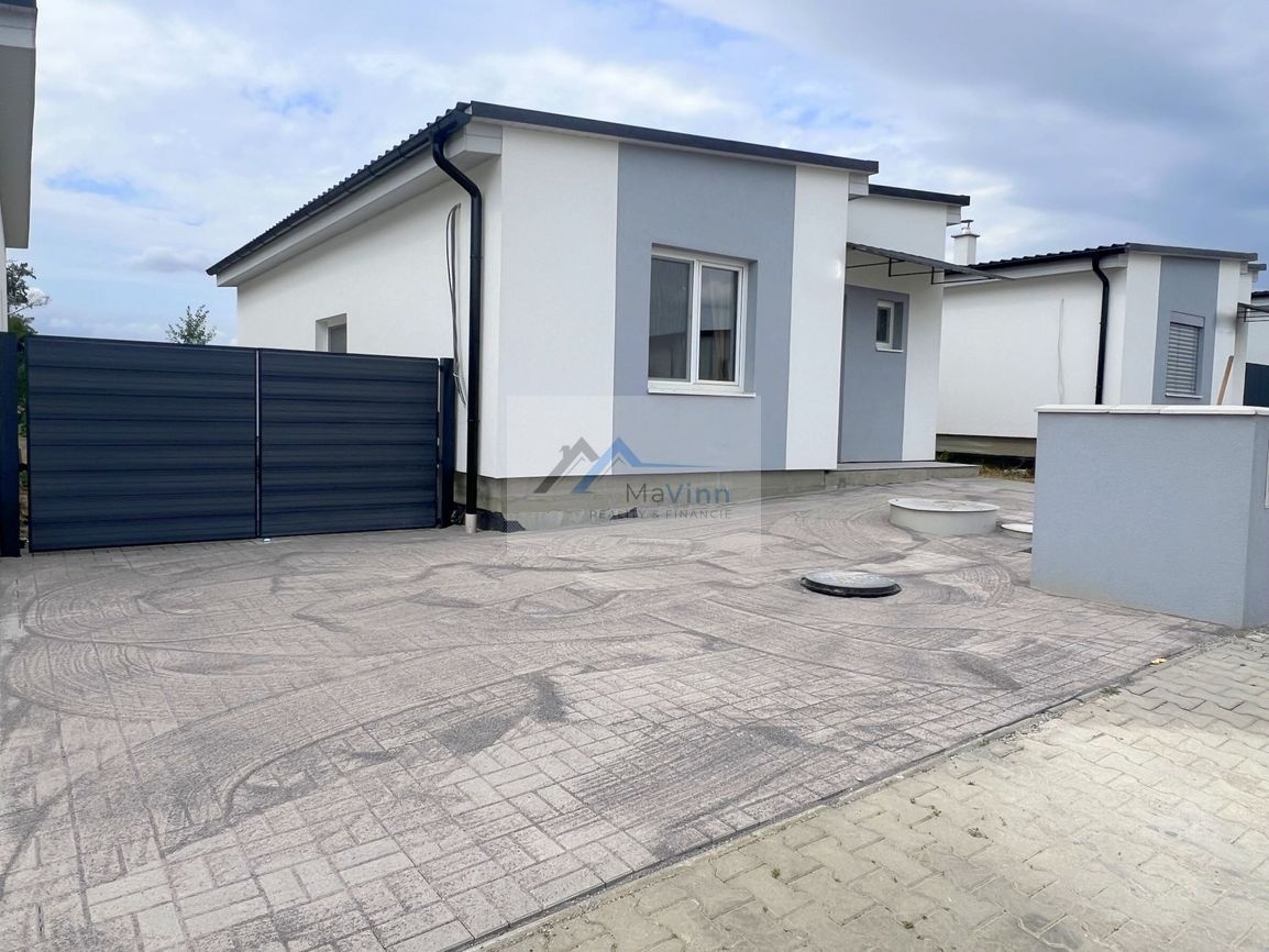 PREDAJ zariadená NOVOSTAVBA s vírivkou vo Dvorci