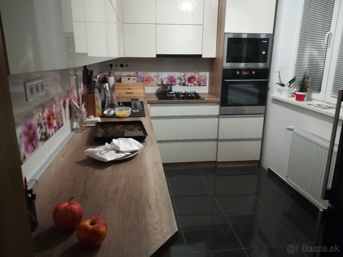 Prenájom 3-izbového bytu s garážou v obci Ladce