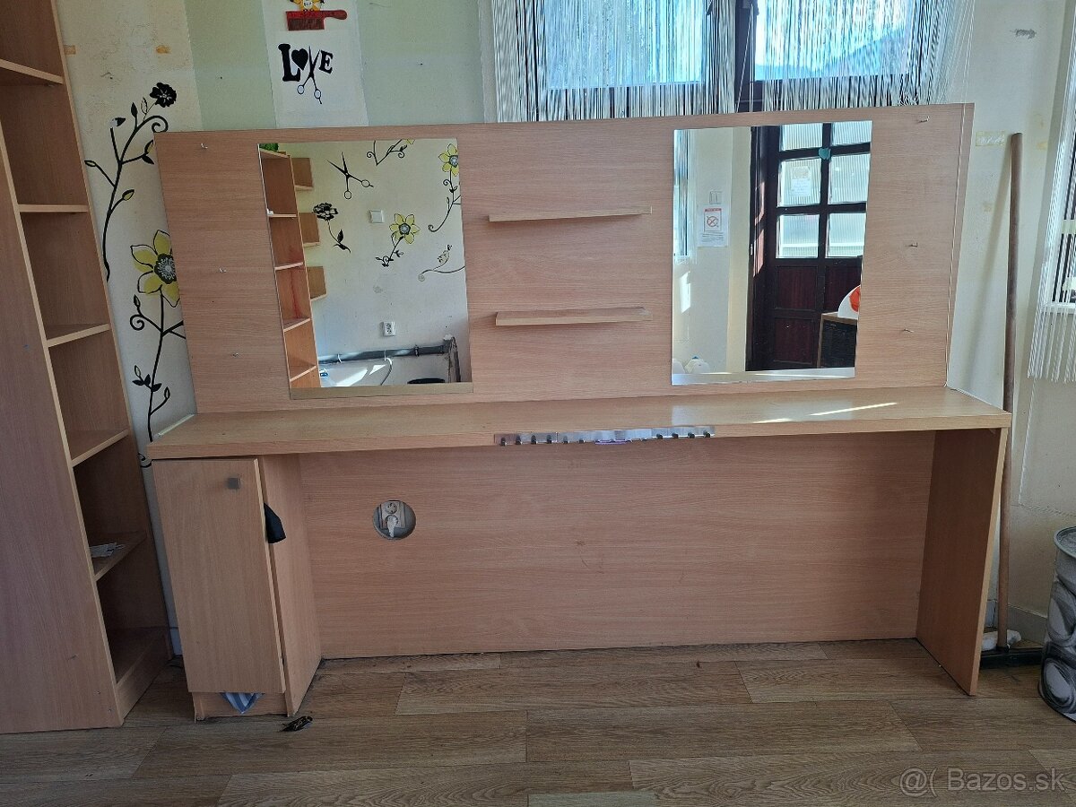 Kadernícky pracovný stolík