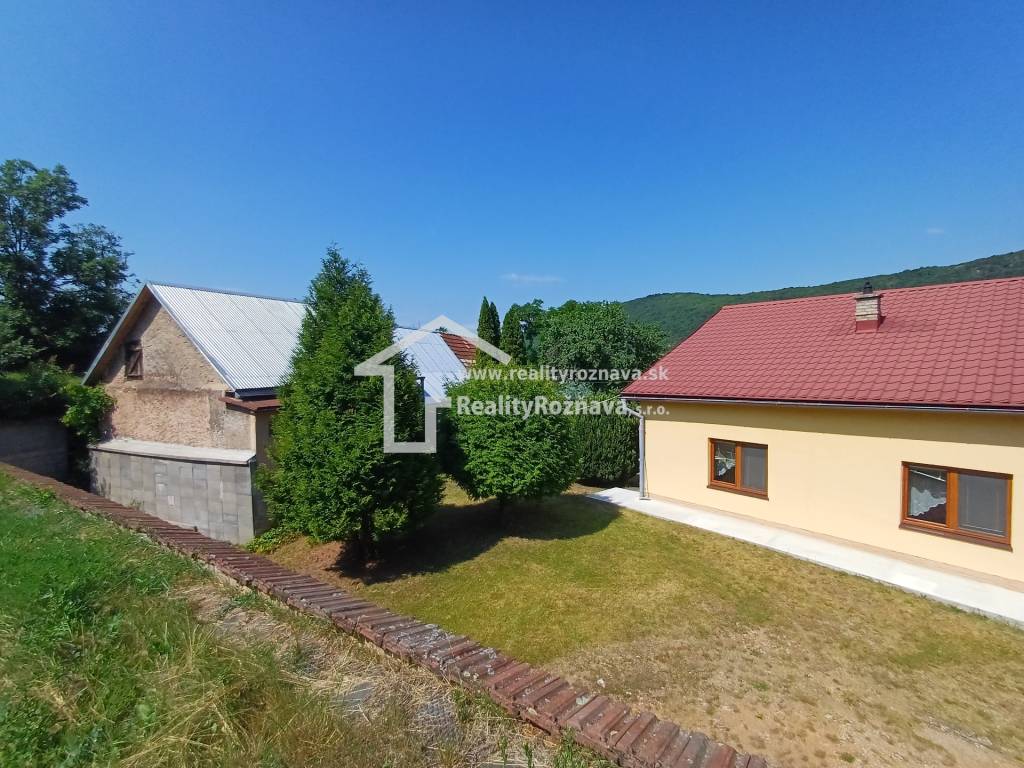 Pekný rodinný dom v obci Plešivec.