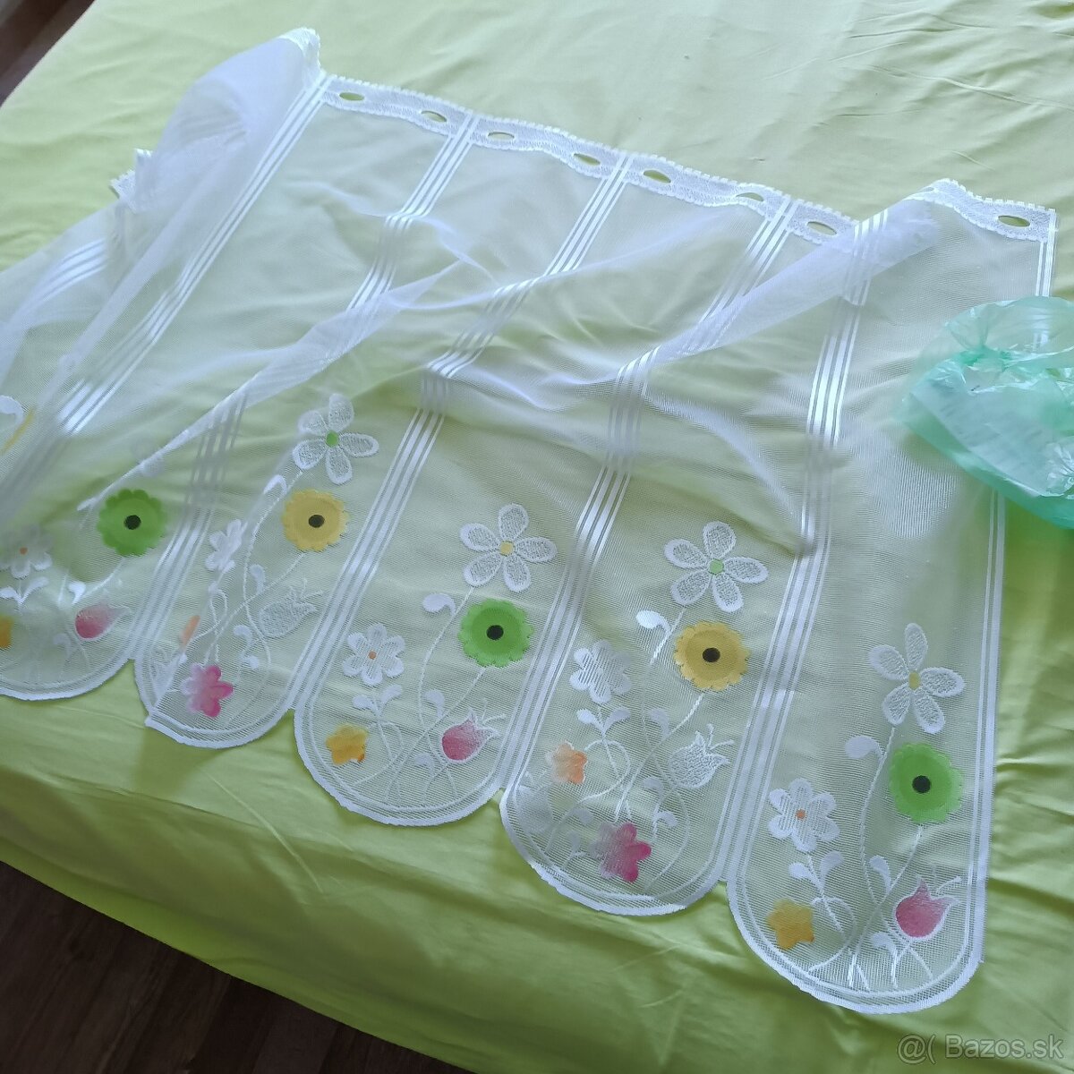 Predám záclonky na vitrážové tyče+tyče zdarma