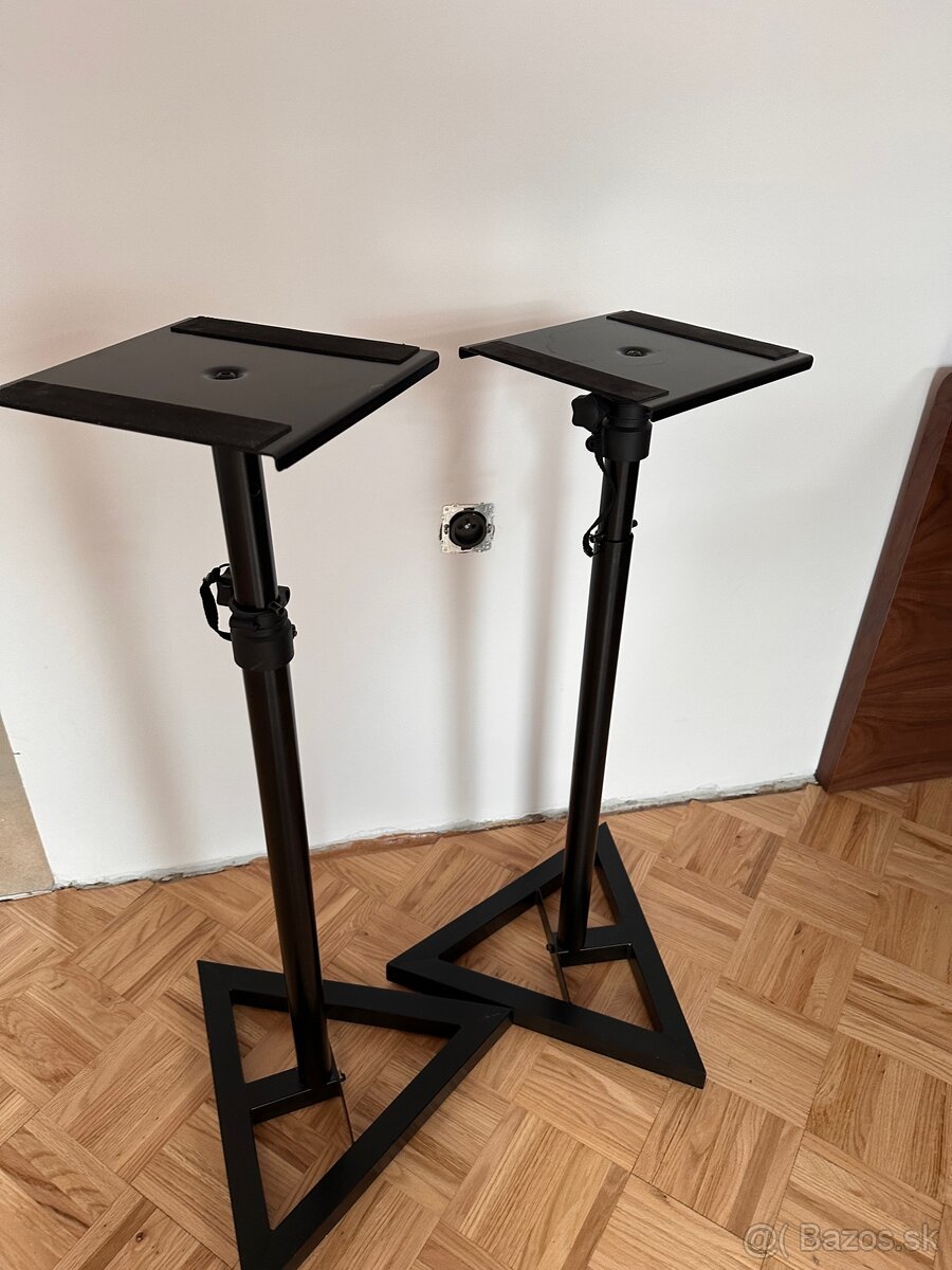 Stojan na monitory reproduktory