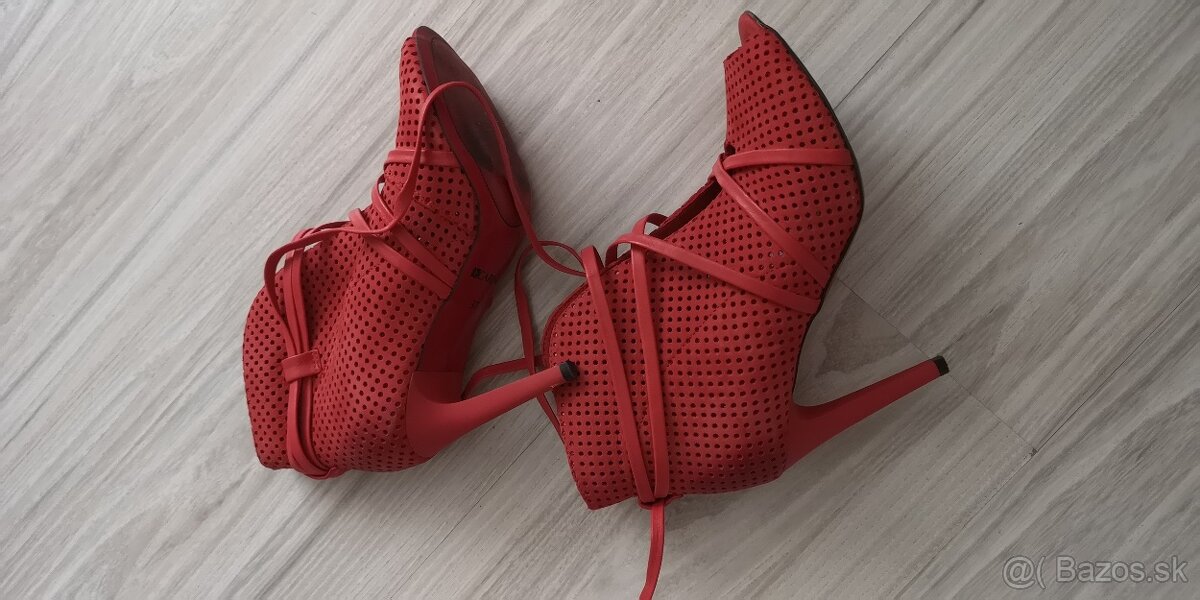 Červené členkové sandalky