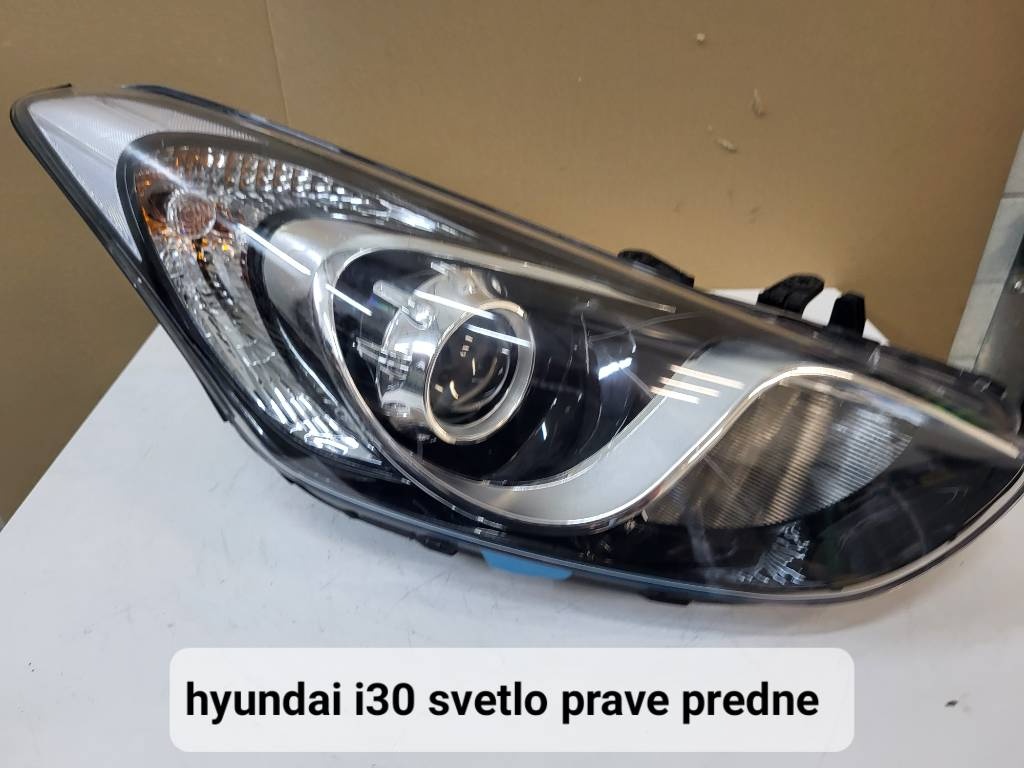 Hyundai i30 svetlo prave predne