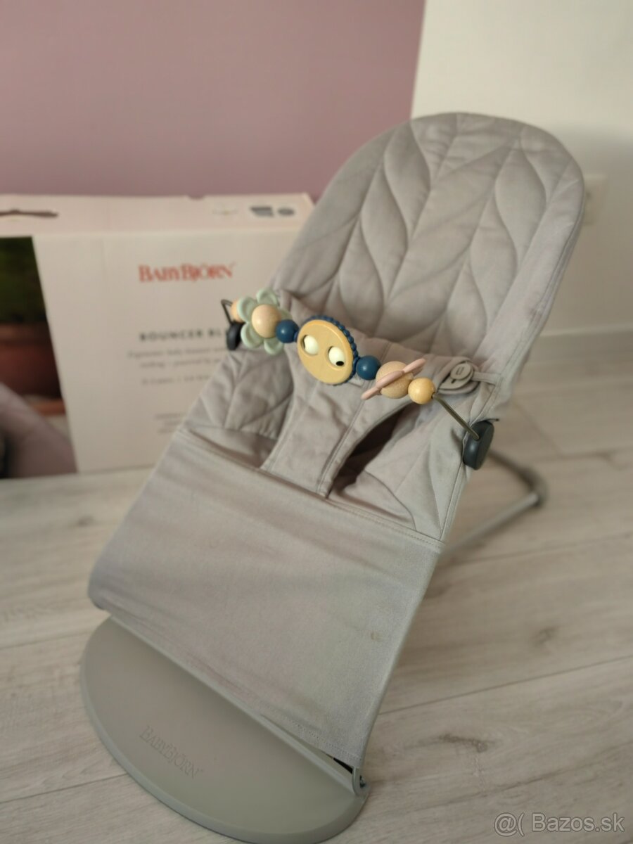 Babybjorn Lehátko Light Grey + hračka pastel