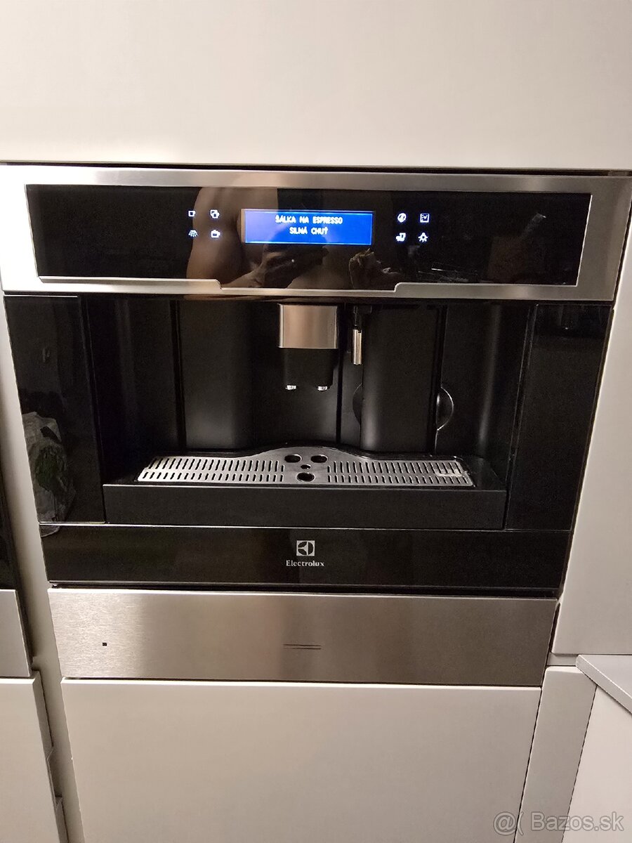 Vstavaný automatický kávovar Elektrolux